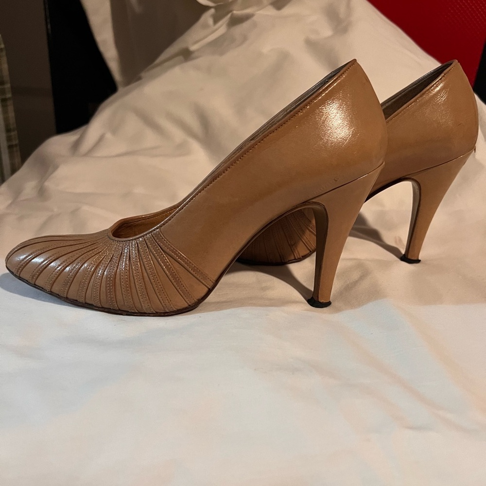 ROLINA FERRAGAMO SCHIAVONE “RACHEL PALOMA” TAN LEATHER VINTAGE PUMPS- SIZE 7M